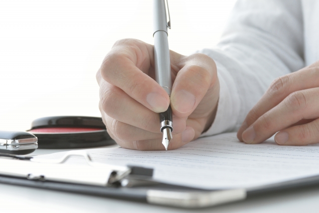 入会手続きのため、必要書類に記入している様子