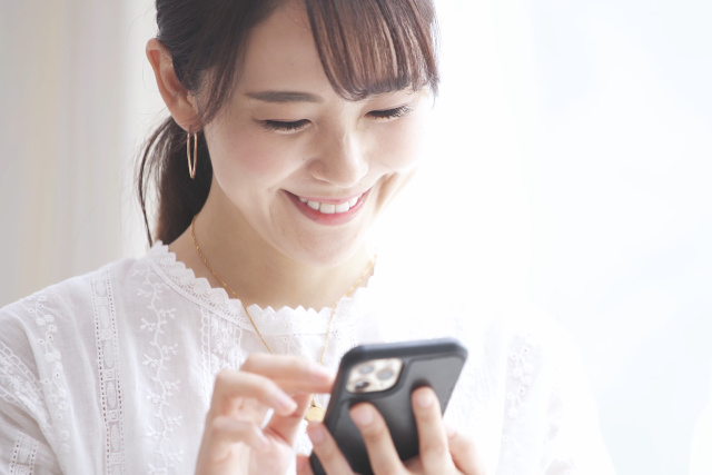 スマートフォンを使い、インターネットでお相手を検索する様子